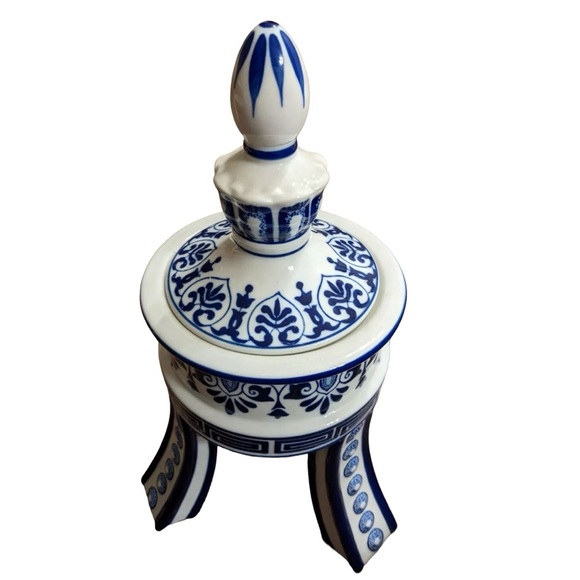 BOMBAY Co. Cobalt Blue & White Porcelain 3 Footed Temple Jar or Canister MINT - Picture 4 of 11